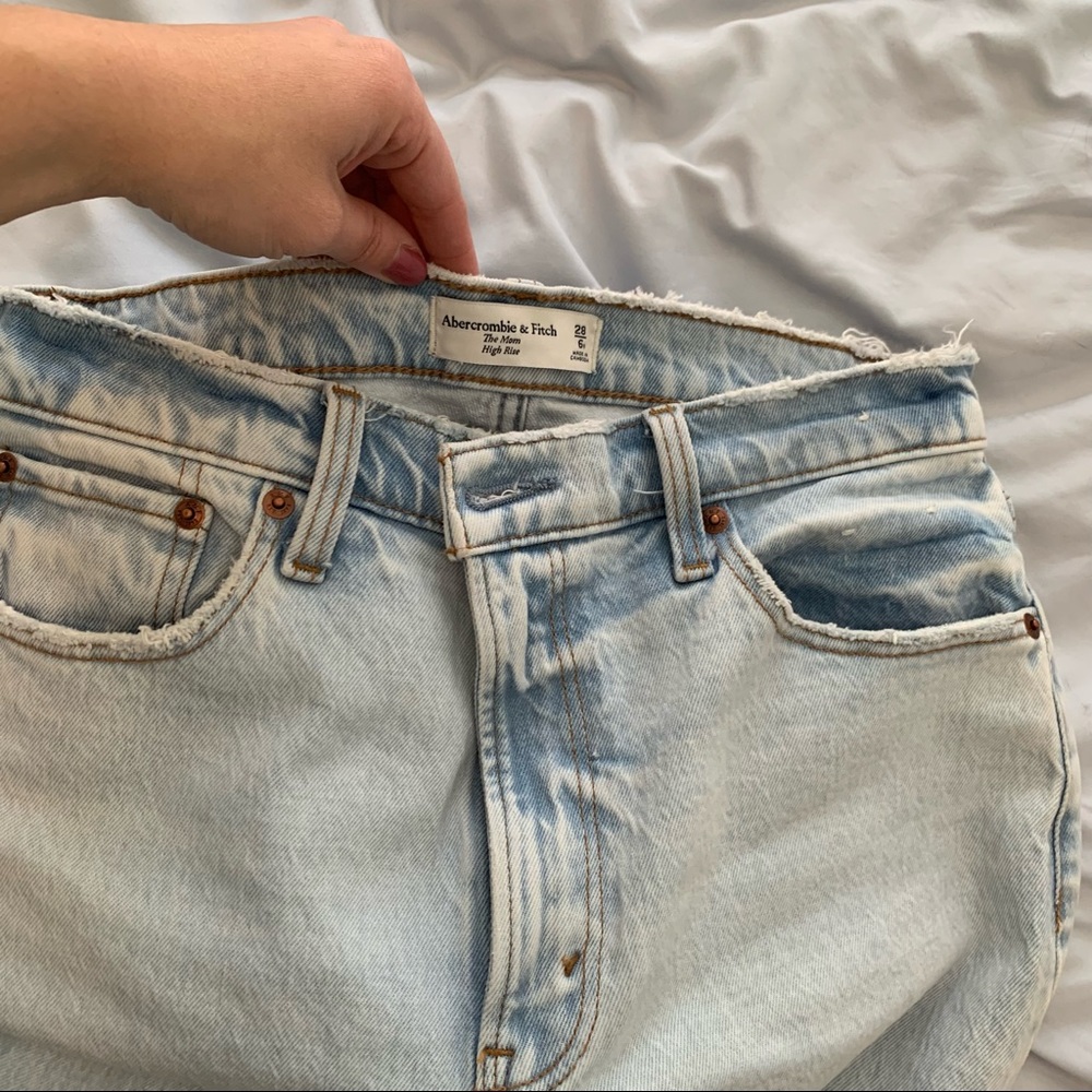 Abercrombie & Fitch “The Mom” High Rise Jeans Sz 28 in Light Wash